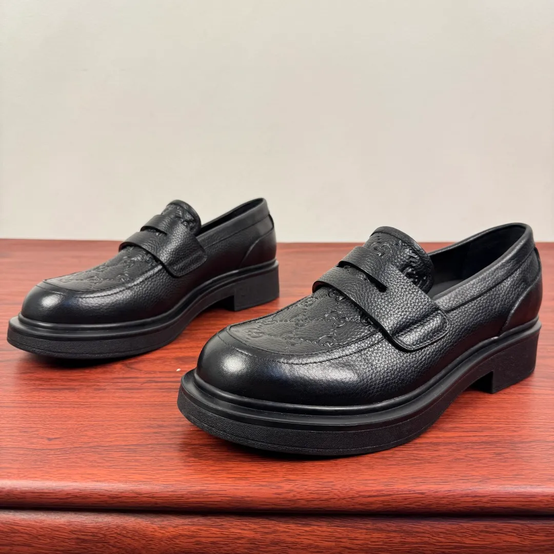 Batch 780 Gucci/Gucci new men's loafers with GG details, thick-soled slip-ons! The design of this men's lace-up shoe is rooted in the brand's heritage. It is carefully crafted from high-quality calfskin/open-edge beaded cowhide/suede cowhide. It is made of various leather types and is embellished with GG printed embossed suede leather details, which pays homage to Gucci's classic monogram. The rubber sole with GG pattern adds a modern touch to the design. Classic and simple sponge cake style design. European and American classic version, full calfskin lining. The overall upper texture is soft. The lining is comfortable and breathable. 2CM thickened soft rubber sole, easy to control. Versatile and stylish on the foot. Available in multiple colors to meet different matching needs. Full package! Size: 39-40-41-42-43-44 Leather shoe size (38.45.46 can be customized) Item number: 7826 Loafers Pebbled cowhide